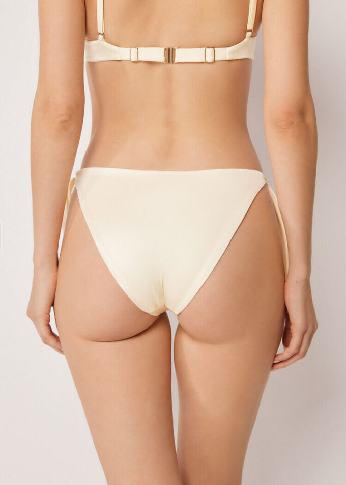 Bikiny s spodními díly se zavazováním na bocích, lesklý satén