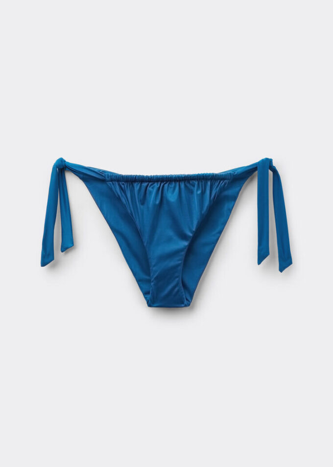 Bikiny s spodními díly se zavazováním na bocích, lesklý satén